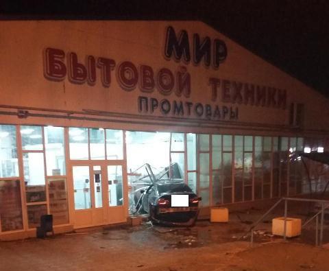 В Благодарном иномарка протаранила магазин, водитель скрылся с места ДТП